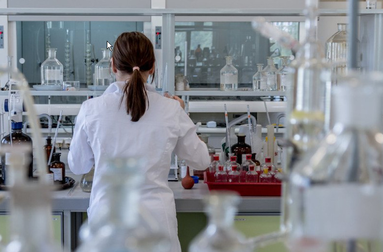 Woman in lab coat working in laboratory.